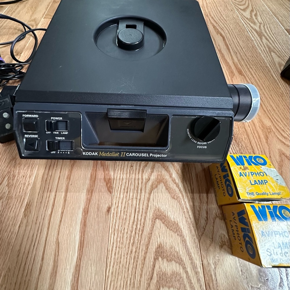 KODAK Medalist II Carousel Projector with Hard Leather Case - Works, see video!